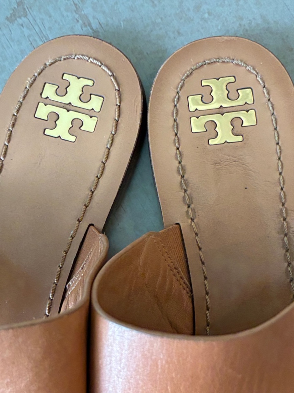 Tory Burch Cognac Leather Thong Sandals with Gold Disc - Picture 4 of 10